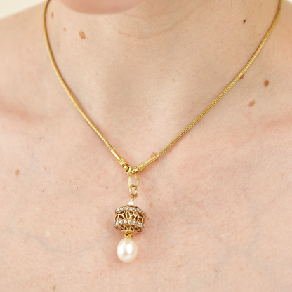 18 Kt Yellow Gold Necklace with two rims of champagne-like diamonds and pearl drop at the bottom