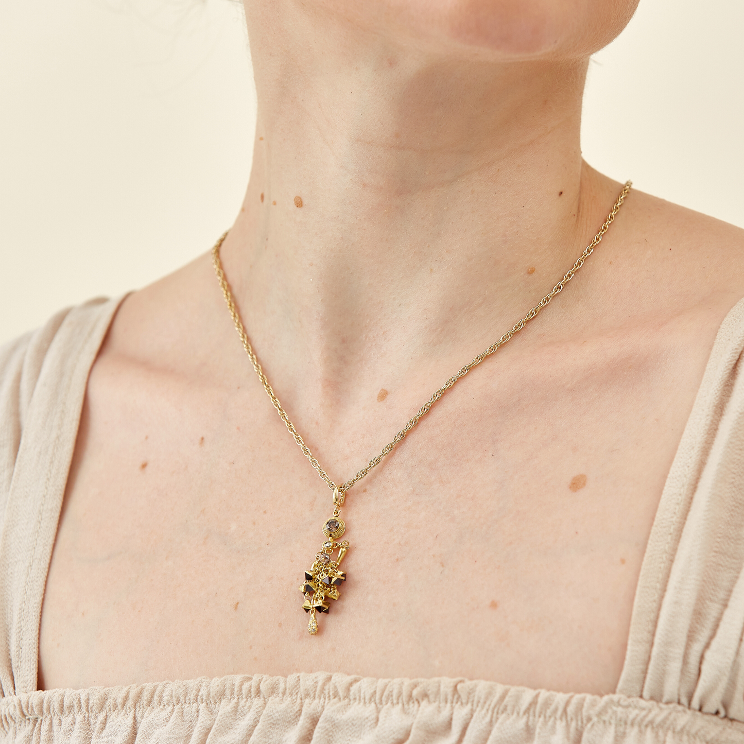 18 Kt Yellow Gold Necklace with champagne – like Diamond & Garnet drops
