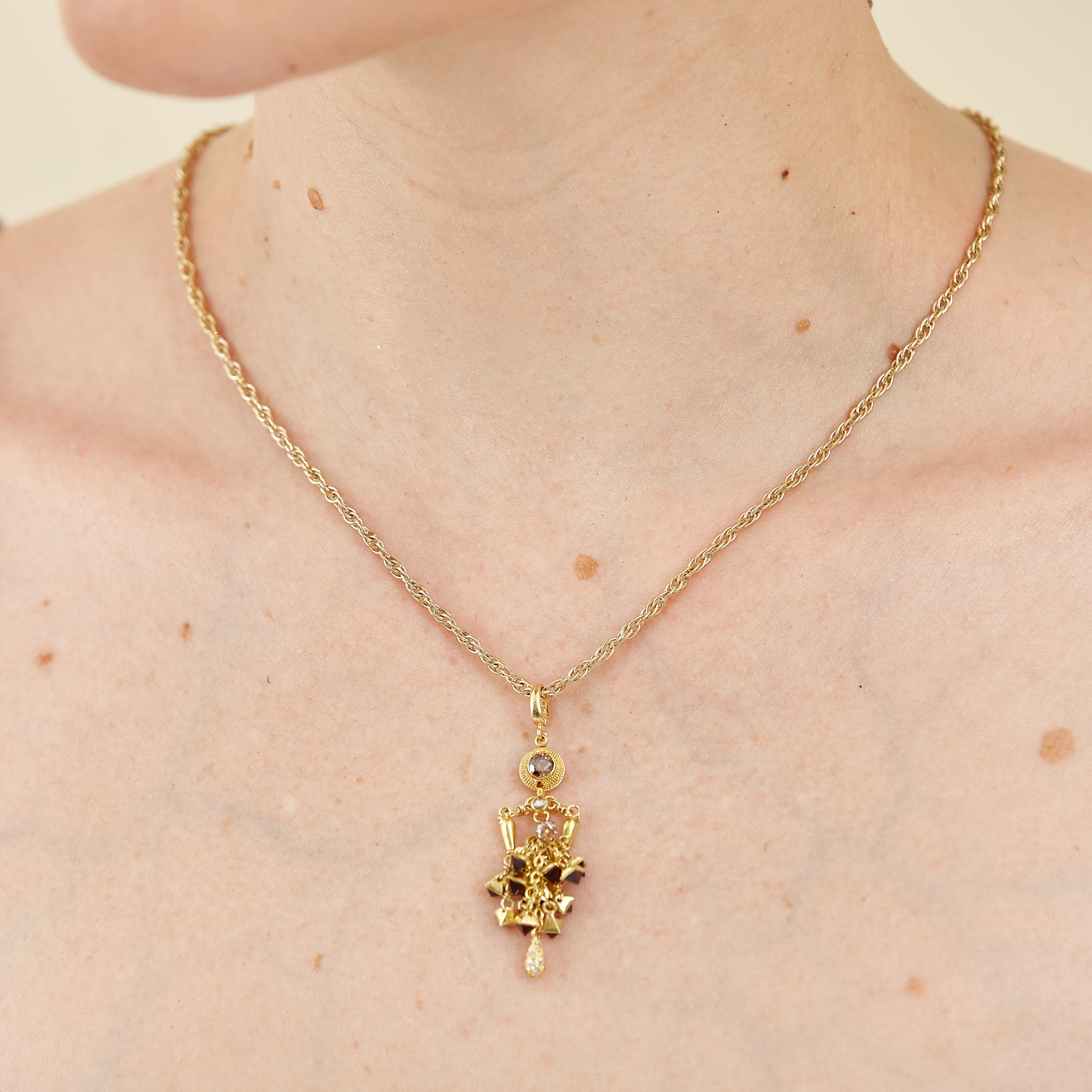 18 Kt Yellow Gold Necklace with champagne – like Diamond & Garnet drops