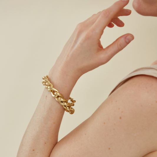 18 Kt Gold Ribbed Link Bracelet with Oversized Round Clasp