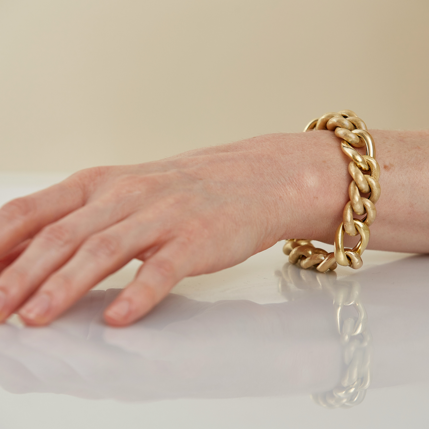 18 Kt Gold Ribbed Link Bracelet with Oversized Round Clasp