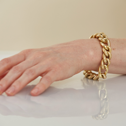18 Kt Gold Ribbed Link Bracelet with Oversized Round Clasp