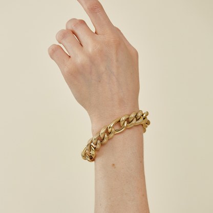 18 Kt Gold Ribbed Link Bracelet with Oversized Round Clasp