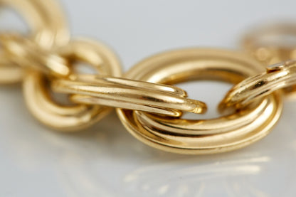 Crafted in  18K gold, this oversized link bracelet showcases bold, high-polish links for a sculptural and luxurious finish. A signature Huguette design.
