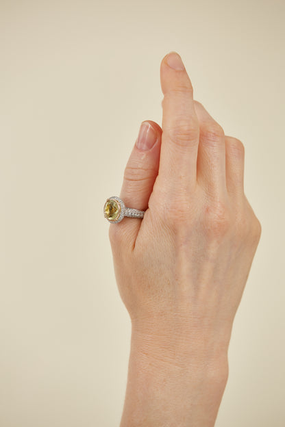 Elegant platinum ring featuring a yellow quartz centre stone, diamond pavé band, and gold bezel. A timeless mix of colour, sparkle, and refinement.
